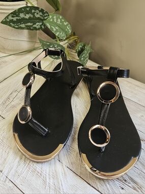 Stylish nwot size 7 black T-strap thong sandals with gold-tone decorative rings